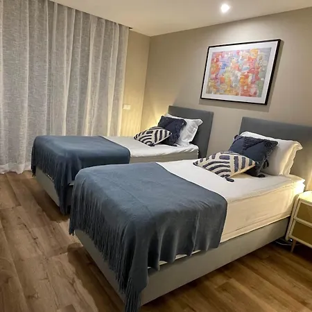 Oceanfront Elegance Madeira Retreat 아파트 카메라데로보스