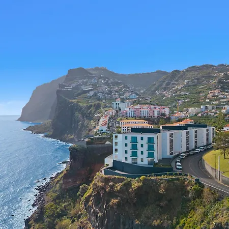 Oceanfront Elegance Madeira Retreat *