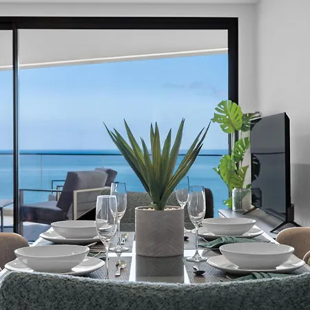 Oceanfront Elegance Madeira Retreat Apartamento *