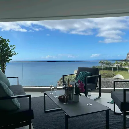 Oceanfront Elegance Madeira Retreat *