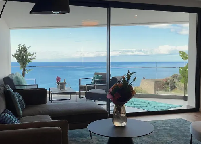 公寓 Oceanfront Elegance Madeira Retreat *